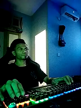 Snapshot of UcEng_Lab chatting on March 2026 01:05:01 AM UcEng Lab online show from March 2026 01:05:01 AM