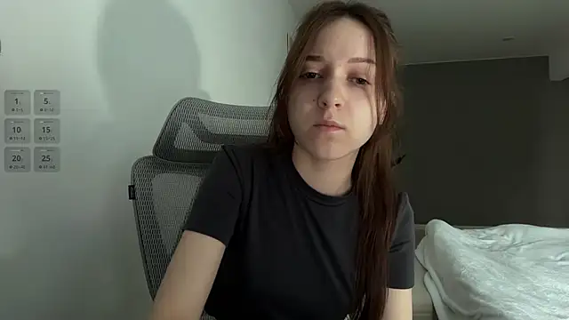 Snapshot of monnymoonn chatting on May 2026 04:18:02 AM monnymoonn online show from May 2026 04:18:02 AM