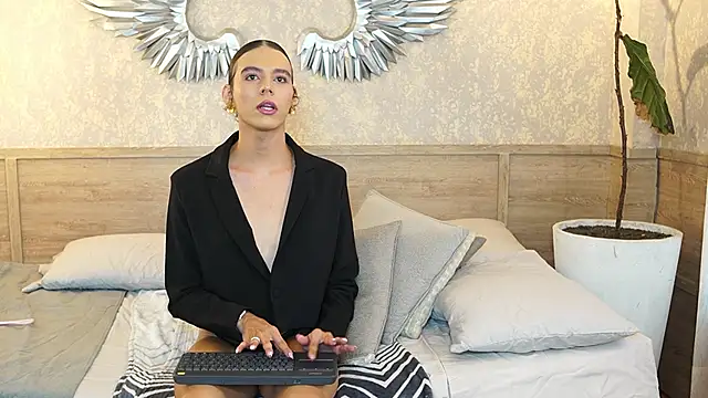 Luxa Velvet online show from March 2026 01:06:01 PM