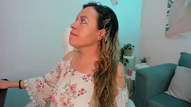 Ivonne 4 online show from April 2026 12:39:01 PM