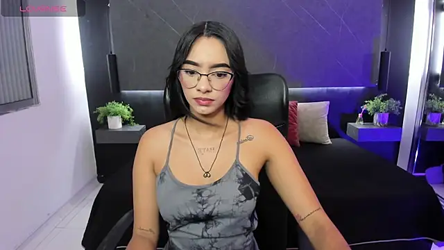 Emelyy Jones online show from May 2026 11:28:01 AM