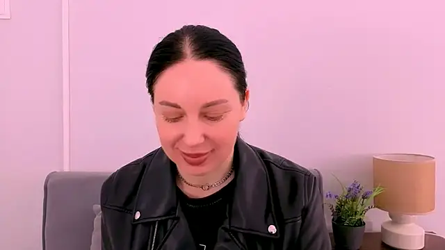 Snapshot of MiaFair chatting on April 2026 02:13:01 PM MiaFair online show from April 2026 02:13:01 PM