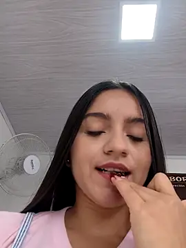 DulceCaroX online show from June 2026 01:33:02 PM
