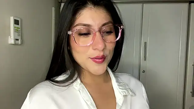 latinasoftie online show from June 2026 02:53:01 AM