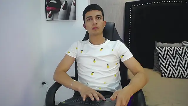 NewYoungHot online show from April 2026 08:34:01 PM