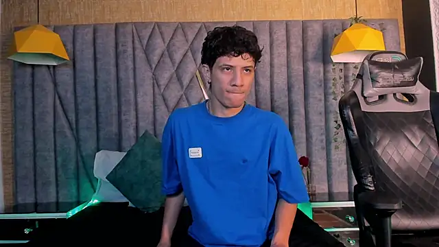 Snapshot of LeoFeniix chatting on February 2026 03:40:01 AM LeoFeniix online show from February 2026 03:40:01 AM