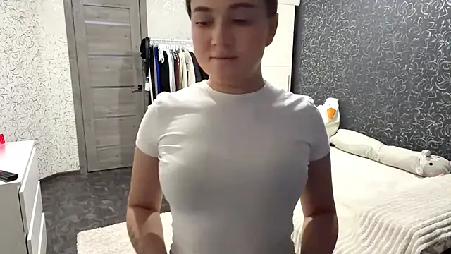 JoycelynUrion online show from April 2026 12:01:01 PM