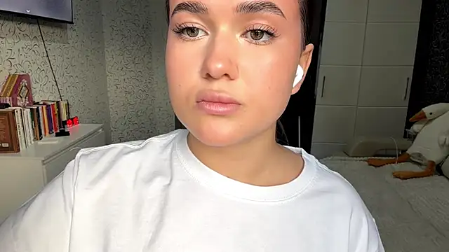 JoycelynUrion online show from April 2026 11:14:02 AM