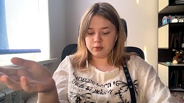 TomikoPfau online show from April 2026 02:11:01 PM