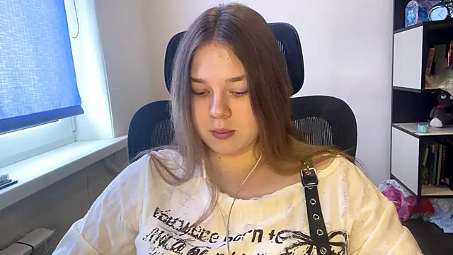 TomikoPfau online show from March 2026 10:15:01 AM