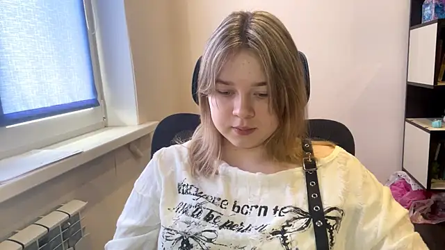 TomikoPfau online show from April 2026 07:48:02 AM