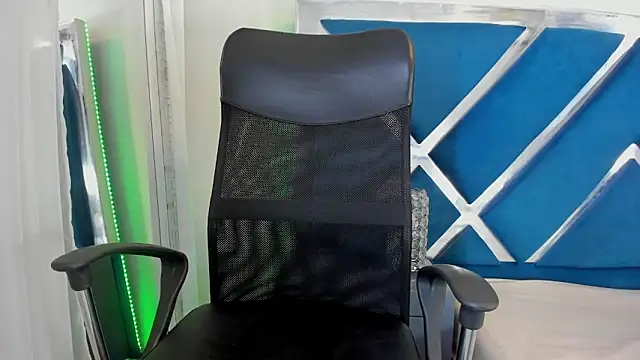 lilygloww online show from March 2026 12:42:01 PM