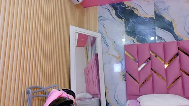 curvybuffgirllll online show from April 2026 07:31:02 PM