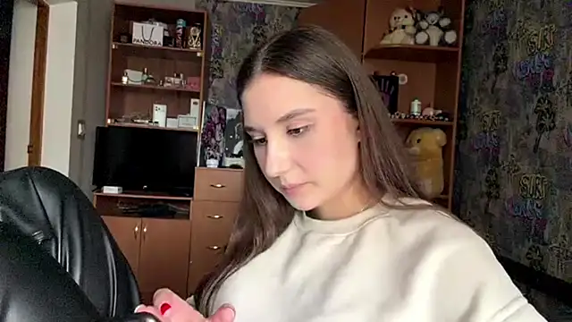 Snapshot of poly_princess chatting on April 2026 12:00:01 PM poly princess online show from April 2026 12:00:01 PM