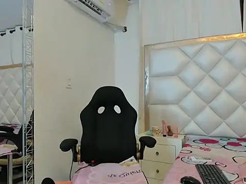 michelleblair1 online show from April 2026 02:43:02 PM