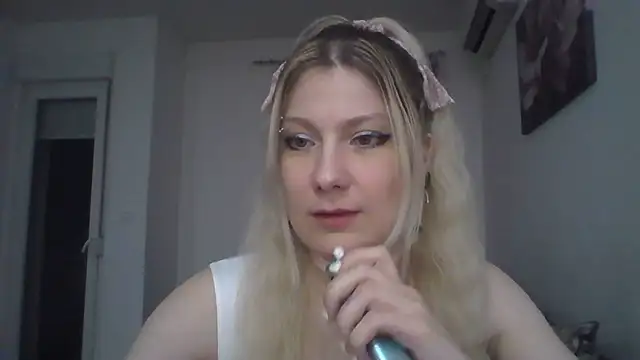 Foxy Bright online show from March 2026 07:37:02 PM