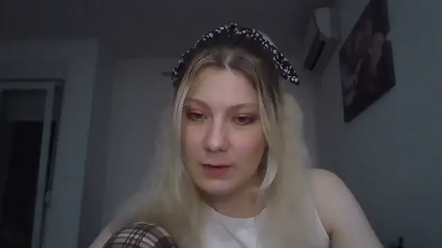 Foxy Bright online show from March 2026 07:25:02 PM