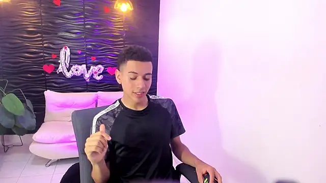 dominicjonnes online show from April 2026 07:40:02 PM