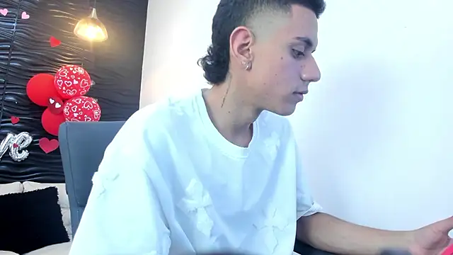 dominicjonnes online show from March 2026 08:33:01 PM