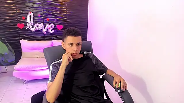 dominicjonnes online show from April 2026 07:58:02 PM