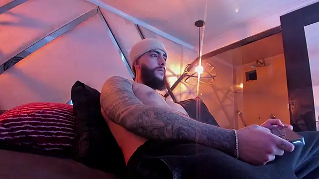 SantiagoHincapiie online show from March 2026 04:18:02 AM