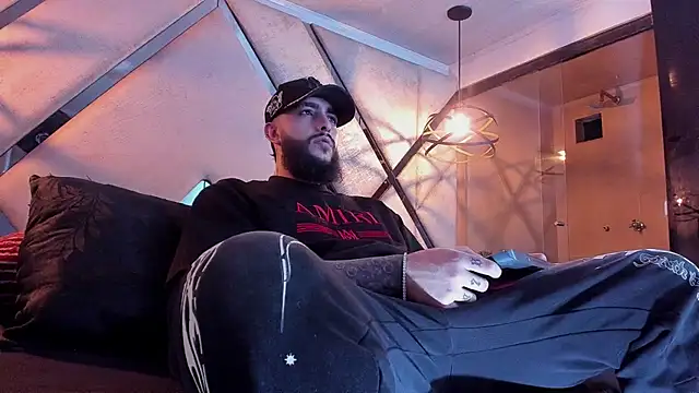 Snapshot of SantiagoHincapiie chatting on March 2026 04:12:02 AM SantiagoHincapiie online show from March 2026 04:12:02 AM