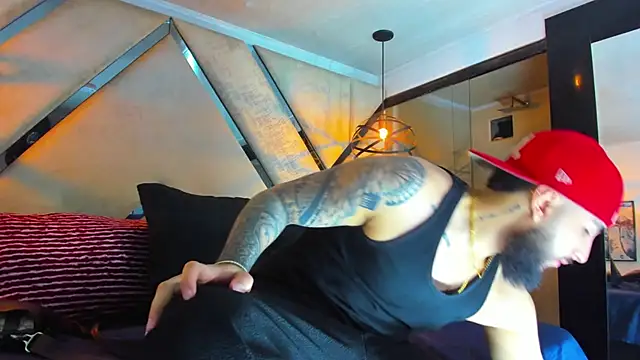 Snapshot of SantiagoHincapiie chatting on February 2026 04:23:01 AM SantiagoHincapiie online show from February 2026 04:23:01 AM