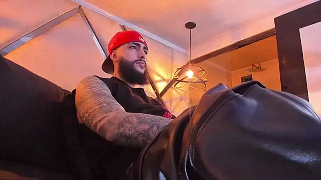 SantiagoHincapiie online show from March 2026 04:30:02 AM