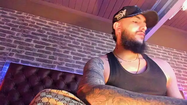 SantiagoHincapiie online show from March 2026 08:57:02 PM