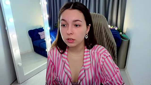 BellaThery online show from April 2026 05:03:01 AM