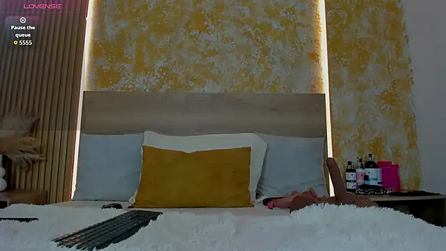 julietta pink online show from April 2026 11:28:01 AM