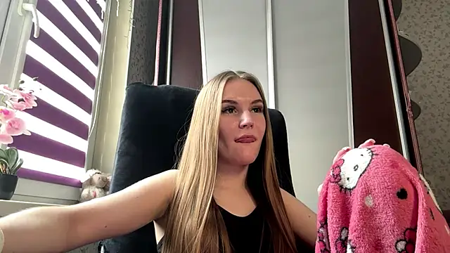 Snapshot of TinyTifa chatting on February 2026 10:27:01 AM TinyTifa online show from February 2026 10:27:01 AM