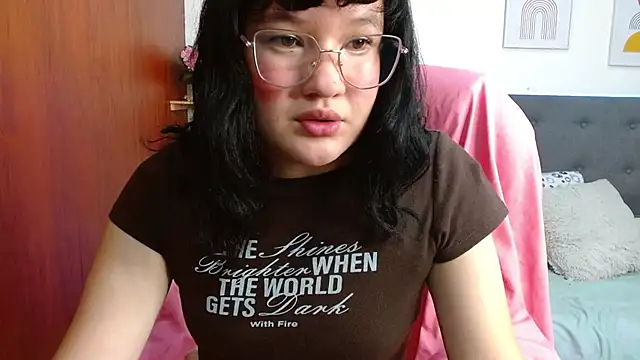 Snapshot of Luna__petit chatting on March 2026 07:54:02 PM Luna petit online show from March 2026 07:54:02 PM