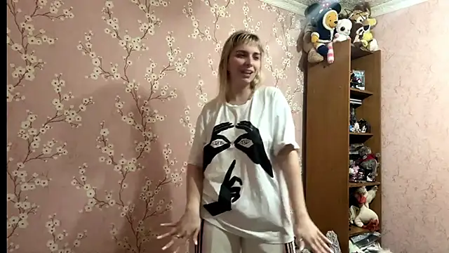 LiraDreamX online show from April 2026 03:18:01 PM