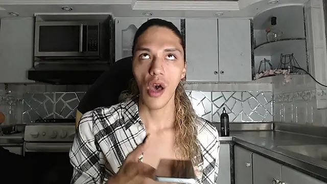 CrisOzzz online show from April 2026 11:39:02 PM