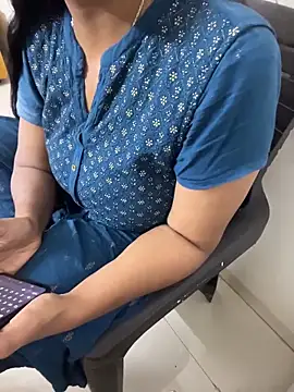 Snapshot of Queenlipx chatting on February 2026 08:11:02 PM Queenlipx online show from February 2026 08:11:02 PM