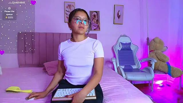 Zoow bluussh online show from February 2026 12:05:02 PM