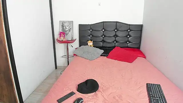 LatinaQueen23 online show from May 2026 02:20:01 PM