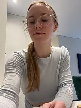 Vikkie seXyGiiiirl XoXo online show from March 2026 12:23:01 PM