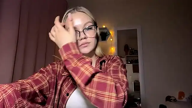 MiaCashe online show from March 2026 03:06:01 PM