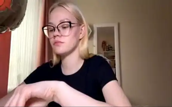 MiaCashe online show from April 2026 01:18:01 PM