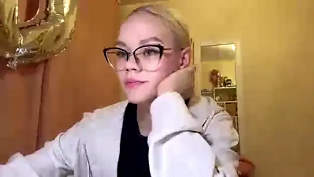 MiaCashe online show from April 2026 02:56:01 PM