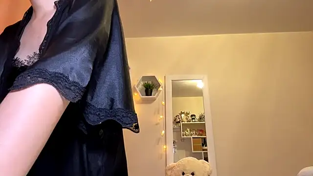 MiaCashe online show from May 2026 04:12:02 PM