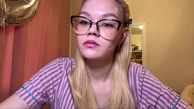 MiaCashe online show from April 2026 12:07:02 PM