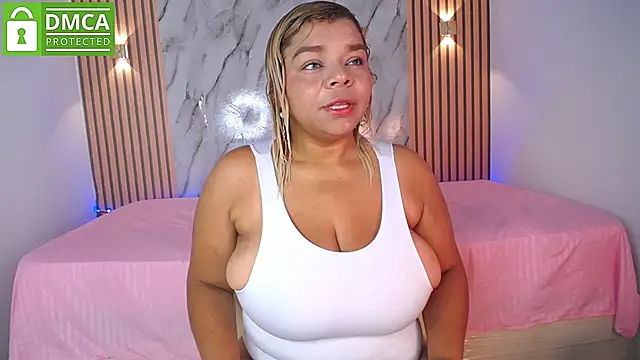 Snapshot of CasieBigtits chatting on May 2026 01:08:02 PM CasieBigtits online show from May 2026 01:08:02 PM