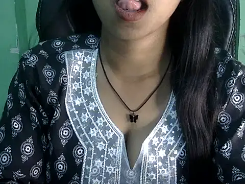 cute momo love online show from April 2026 05:03:01 AM