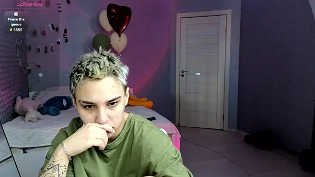 LuxuryLoverss online show from April 2026 11:27:01 AM