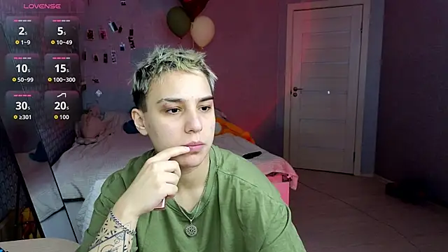 LuxuryLoverss online show from April 2026 11:15:01 AM