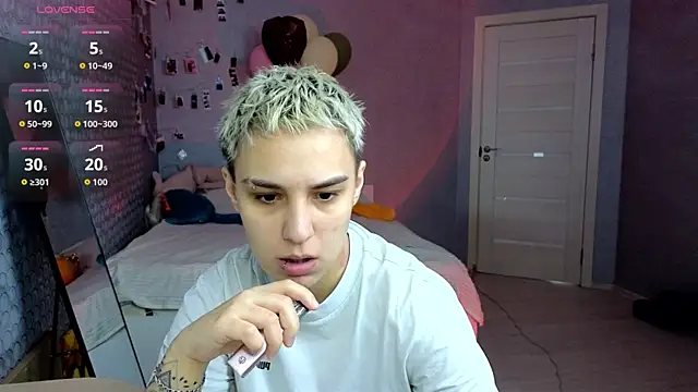 LuxuryLoverss online show from April 2026 11:03:02 AM