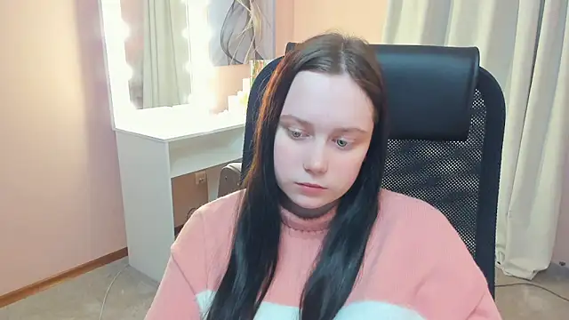 Snapshot of LynnaNull chatting on February 2026 07:53:01 AM LynnaNull online show from February 2026 07:53:01 AM